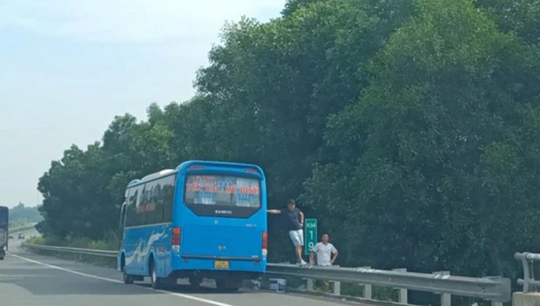 Xe ô tô dừng đón, trả khách trên cao tốc bị xử phạt ra sao?- Ảnh 1. Xe ô tô dừng đón, trả khách trên cao tốc bị xử phạt ra sao?- Ảnh 1.