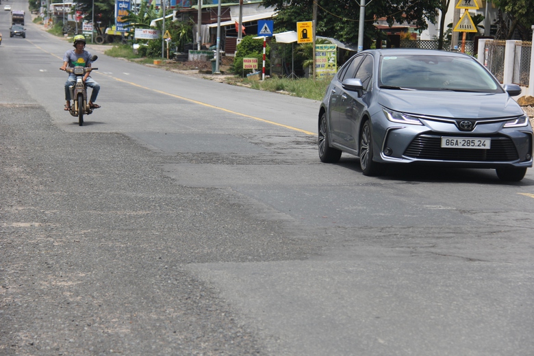 Sửa chữa nhiều đường tỉnh xuống cấp, g&acirc;y mất ATGT ở B&igrave;nh Thuận- Ảnh 3.