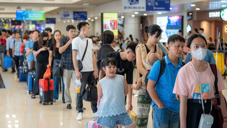 S&aacute;t kỳ nghỉ lễ 2/9, gi&aacute; v&eacute; m&aacute;y bay tăng dần- Ảnh 1.