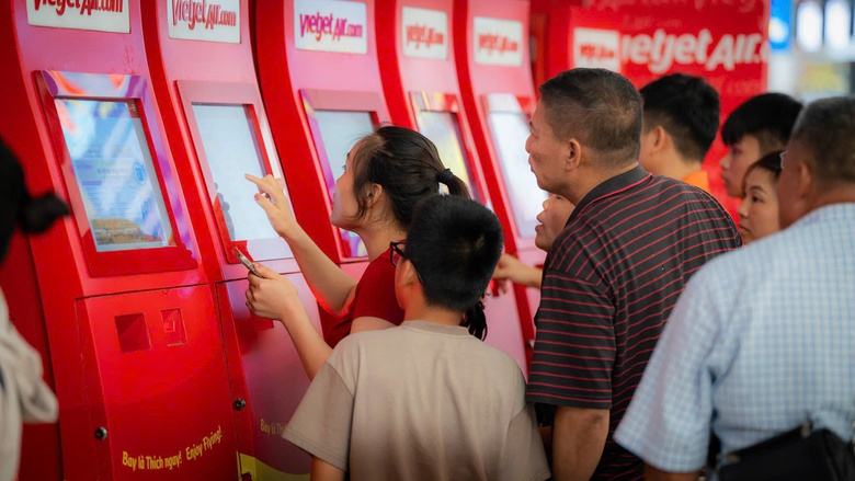 S&aacute;t kỳ nghỉ lễ 2/9, gi&aacute; v&eacute; m&aacute;y bay tăng dần- Ảnh 2.
