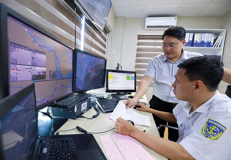 Hết cảnh &ldquo;m&ograve; kim đ&aacute;y bể&rdquo; cứu người tr&ecirc;n biển- Ảnh 1.