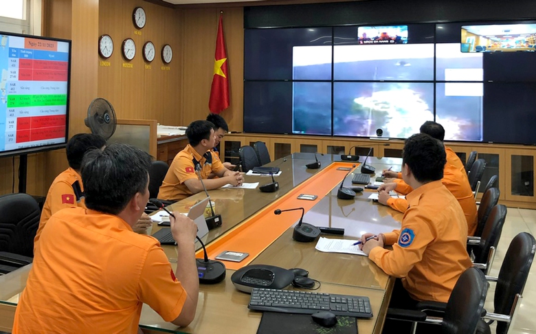 Hết cảnh &ldquo;m&ograve; kim đ&aacute;y bể&rdquo; cứu người tr&ecirc;n biển- Ảnh 2.