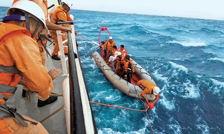 Hết cảnh &ldquo;m&ograve; kim đ&aacute;y bể&rdquo; cứu người tr&ecirc;n biển- Ảnh 3.