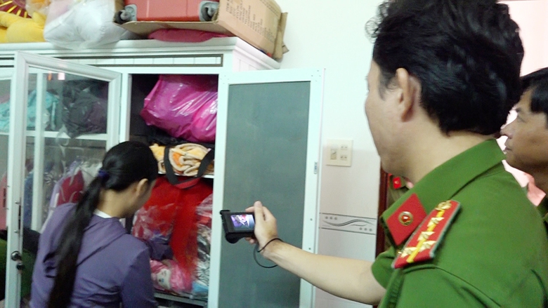 Bắt nh&acirc;n vi&ecirc;n ng&acirc;n h&agrave;ng lừa đảo, chiếm đoạt hơn 1,2 tỷ đồng- Ảnh 2.