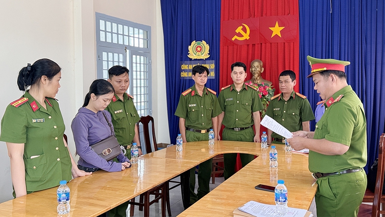 Bắt nh&acirc;n vi&ecirc;n ng&acirc;n h&agrave;ng lừa đảo, chiếm đoạt hơn 1,2 tỷ đồng- Ảnh 1.