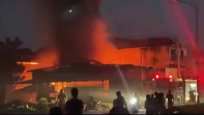 Ch&aacute;y nh&agrave; ở Quốc Oai l&uacute;c rạng s&aacute;ng, cảnh s&aacute;t kh&oacute; khăn dập lửa- Ảnh 1.