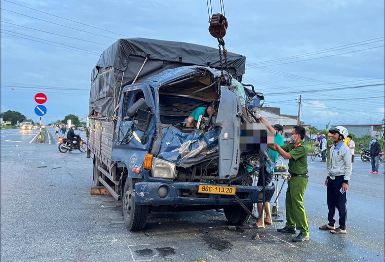 Xe tải húc đuôi xe phía trước trên QL1, tài xế kẹt trong cabin, tử vong tại chỗ- Ảnh 1. Xe tải húc đuôi xe phía trước trên QL1, tài xế kẹt trong cabin, tử vong tại chỗ- Ảnh 1.