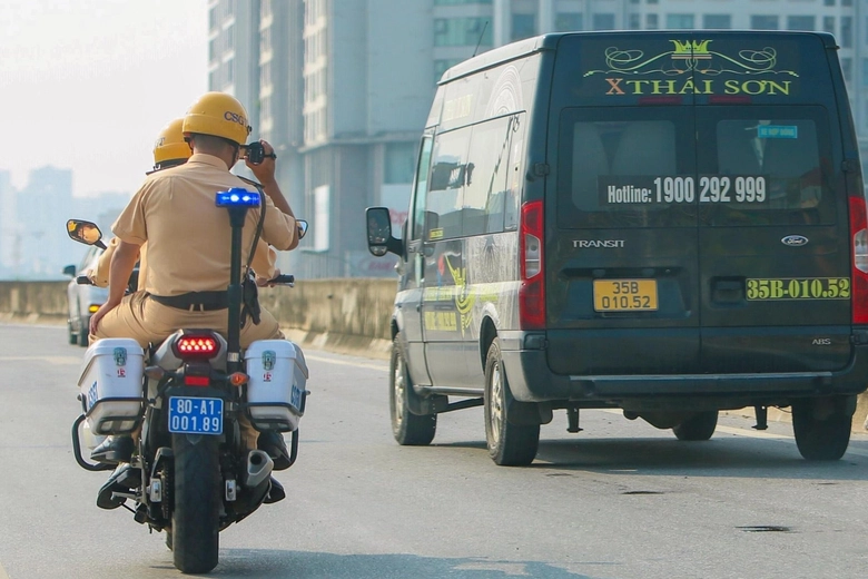 Cảnh s&aacute;t H&agrave; Nội h&oacute;a trang ghi h&igrave;nh t&agrave;i xế vi phạm, chống đua xe dịp nghỉ lễ 2/9- Ảnh 1.
