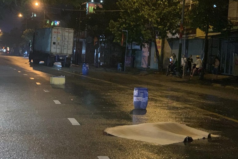 Nam thanh ni&ecirc;n tử vong sau va chạm với xe container ở B&igrave;nh Dương- Ảnh 1.