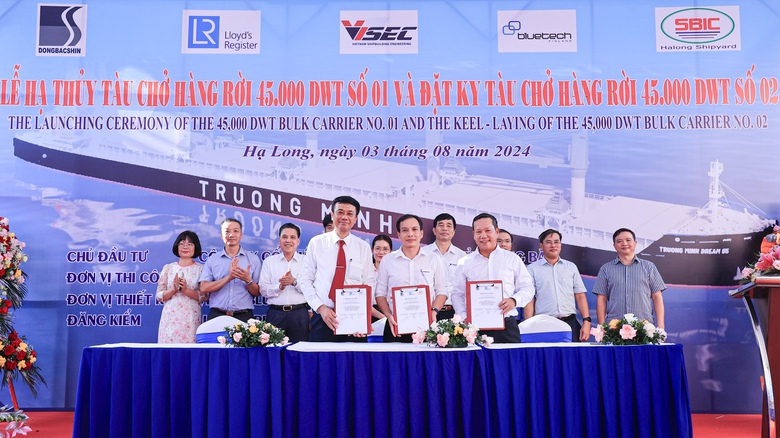 Hạ thủy tàu hàng trọng tải 45.000 DWT- Ảnh 5. Hạ thủy tàu hàng trọng tải 45.000 DWT- Ảnh 5.