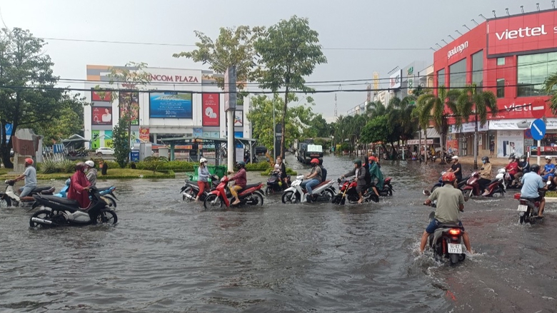 Bạc Li&ecirc;u: Giao th&ocirc;ng rối loạn sau cơn mưa lớn k&eacute;o d&agrave;i- Ảnh 1.