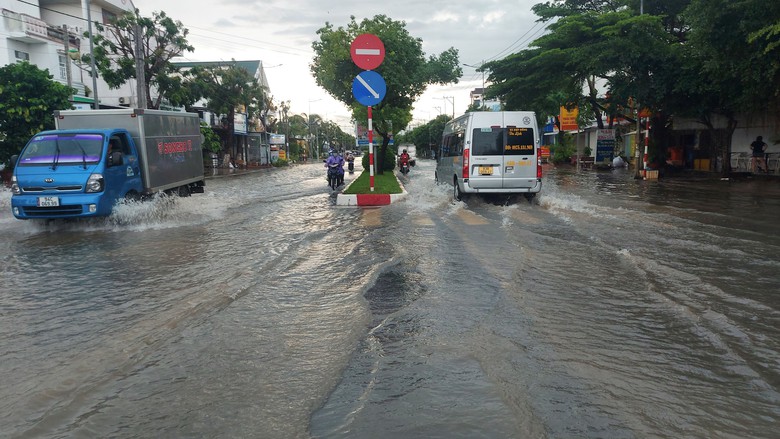 Bạc Li&ecirc;u: Giao th&ocirc;ng rối loạn sau cơn mưa lớn k&eacute;o d&agrave;i- Ảnh 2.