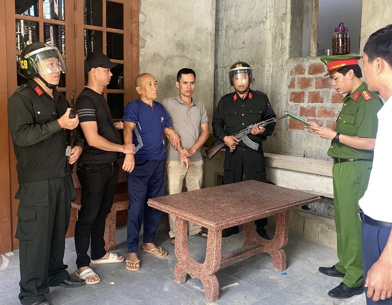 Chủ tài khoản Facebook "Cao Tuổi Bản Tin" bị khởi tố vì lợi dụng quyền tự do dân chủ- Ảnh 1. Chủ tài khoản Facebook "Cao Tuổi Bản Tin" bị khởi tố vì lợi dụng quyền tự do dân chủ- Ảnh 1.