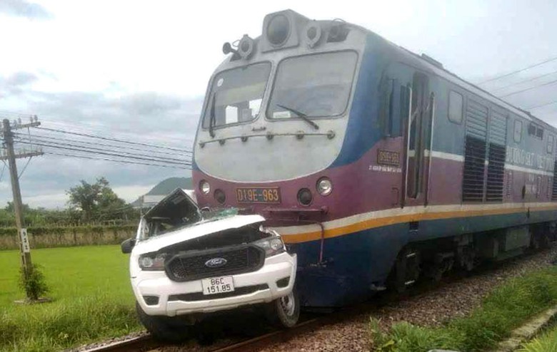 Tại hiện trường, xe b&aacute;n tải bị d&iacute;nh chặt v&agrave;o đầu t&agrave;u hỏa.