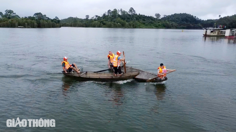 Độc đ&aacute;o đua thuyền nan tr&ecirc;n hồ Th&aacute;c B&agrave;- Ảnh 7.