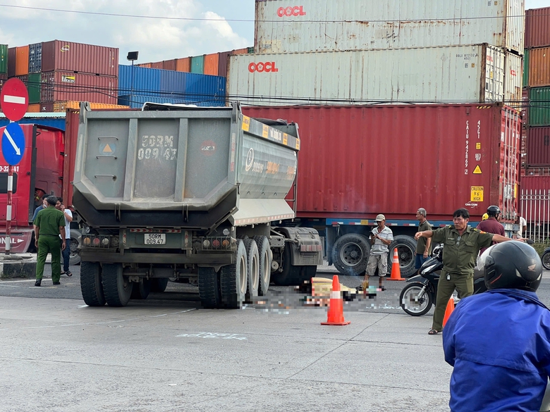 Xe đầu k&eacute;o va chạm xe m&aacute;y, cụ &ocirc;ng tử vong thương t&acirc;m- Ảnh 1.