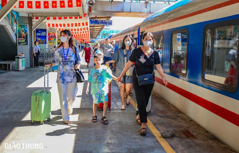 Kh&aacute;ch đi t&agrave;u hỏa dịp lễ 2/9 tăng đột biến- Ảnh 1.