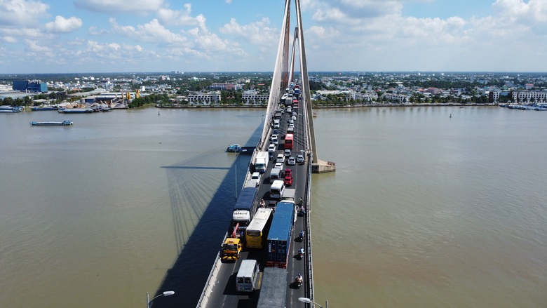 Dùng flycam hỗ trợ phát hiện ùn ứ giao thông cầu Rạch Miễu dịp lễ 2/9- Ảnh 1. Dùng flycam hỗ trợ phát hiện ùn ứ giao thông cầu Rạch Miễu dịp lễ 2/9- Ảnh 1.