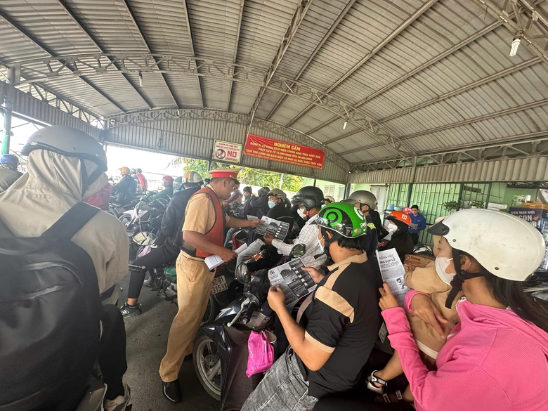 CSGT TP.HCM ra qu&acirc;n bảo đảm trật tự an to&agrave;n giao th&ocirc;ng dịp lễ 2/9- Ảnh 2.
