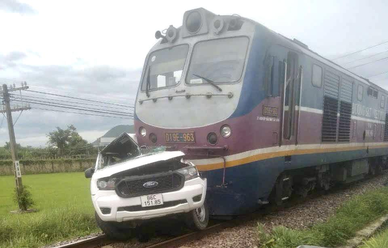 Xe b&aacute;n tải d&iacute;nh chặt v&agrave;o đầu t&agrave;u, t&agrave;i xế nguy kịch- Ảnh 1.