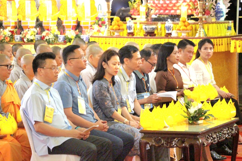 Thắp nến tưởng niệm nạn nh&acirc;n tử vong do TNGT- Ảnh 2.