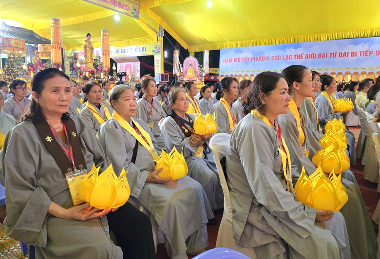 Thắp nến tưởng niệm nạn nh&acirc;n tử vong do TNGT- Ảnh 6.