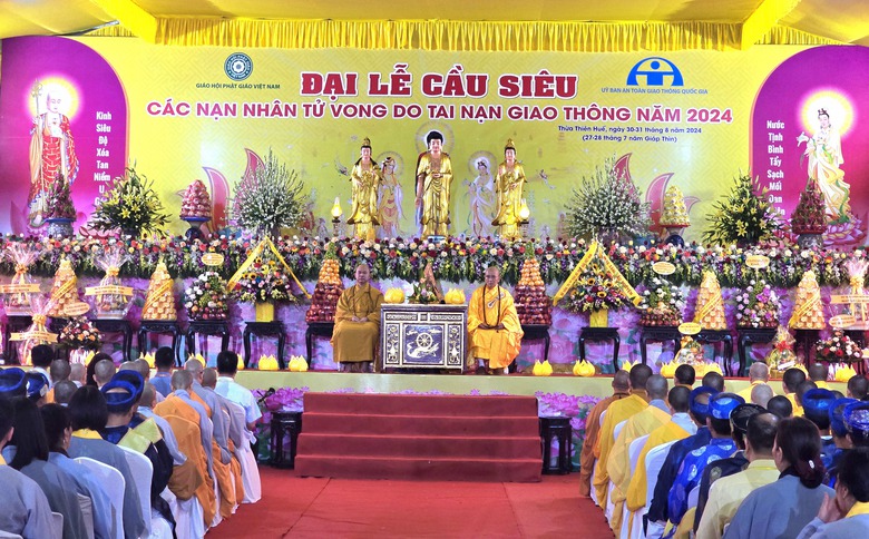 Thắp nến tưởng niệm nạn nh&acirc;n tử vong do TNGT- Ảnh 1.