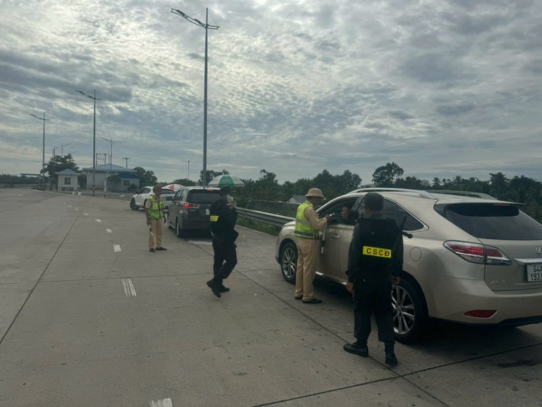 CSGT khuyến cáo hành vi nguy cơ gây tai nạn trên tuyến cao tốc dịp nghỉ lễ - Ảnh 1. CSGT khuyến cáo hành vi nguy cơ gây tai nạn trên tuyến cao tốc dịp nghỉ lễ - Ảnh 1.