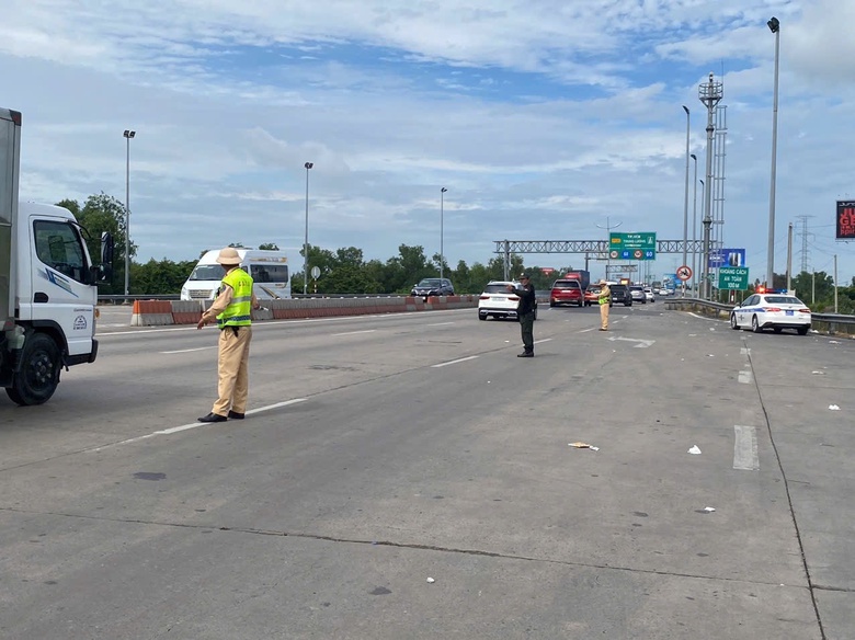 CSGT khuyến cáo hành vi nguy cơ gây tai nạn trên tuyến cao tốc dịp nghỉ lễ - Ảnh 3. CSGT khuyến cáo hành vi nguy cơ gây tai nạn trên tuyến cao tốc dịp nghỉ lễ - Ảnh 3.