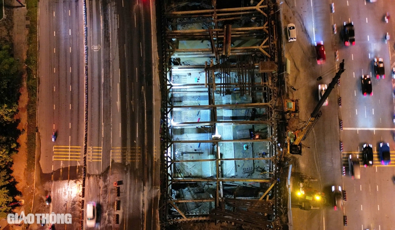 Chong đèn thi công xuyên lễ nút giao 3.400 tỷ đồng tại TP.HCM- Ảnh 1. Chong đèn thi công xuyên lễ nút giao 3.400 tỷ đồng tại TP.HCM- Ảnh 1.