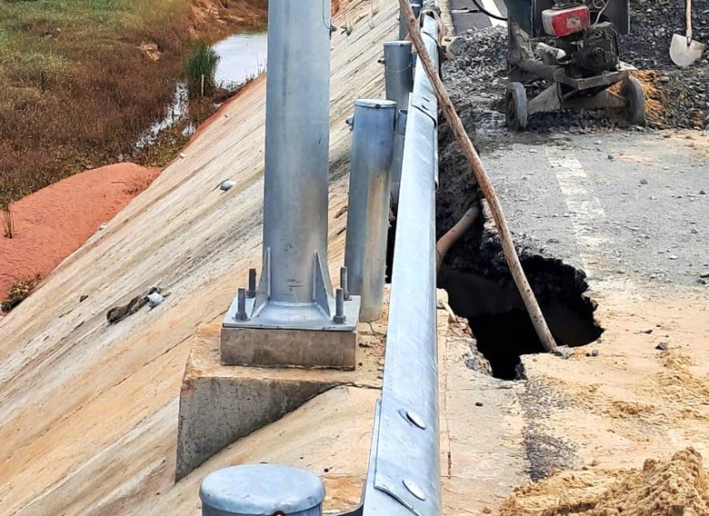 Sạt lở đường ven biển ngh&igrave;n tỷ ở B&igrave;nh Thuận sau mưa, lũ lớn- Ảnh 1.