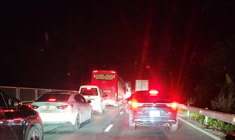 Hai sự cố va chạm trong đ&ecirc;m tr&ecirc;n cao tốc Mai Sơn - QL45, giao th&ocirc;ng &aacute;ch tắc nhiều giờ- Ảnh 1.