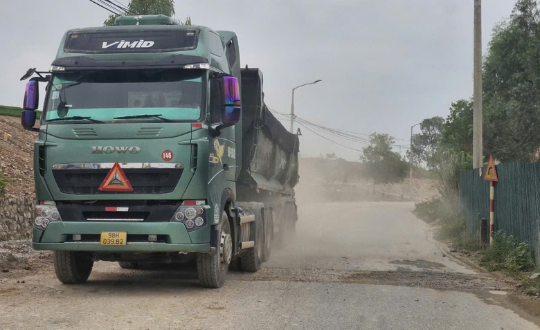 Để xe chở qu&aacute; tải, g&acirc;y &ocirc; nhiễm, nh&agrave; thầu v&agrave; chủ đầu tư s&acirc;n golf đổ lỗi cho nhau- Ảnh 1.