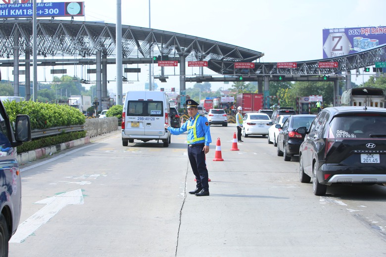 Ng&agrave;y đầu nghỉ lễ 2/9, &ocirc; t&ocirc; chầm chậm nối đu&ocirc;i nhau tr&ecirc;n cao tốc Ph&aacute;p V&acirc;n - Cầu Giẽ- Ảnh 4.