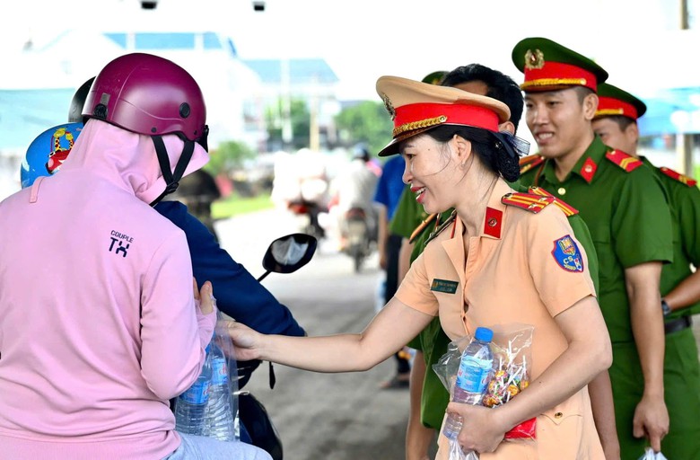 Ph&aacute;t nước, kẹo miễn ph&iacute; cho b&agrave; con tr&ecirc;n đường về qu&ecirc; nghỉ lễ 2/9- Ảnh 1.