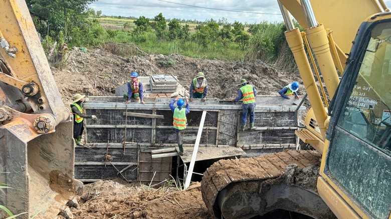 Thi c&ocirc;ng xuy&ecirc;n lễ, nh&agrave; thầu quyết t&acirc;m vượt tiến độ tuyến Cao L&atilde;nh - Lộ Tẻ- Ảnh 1.