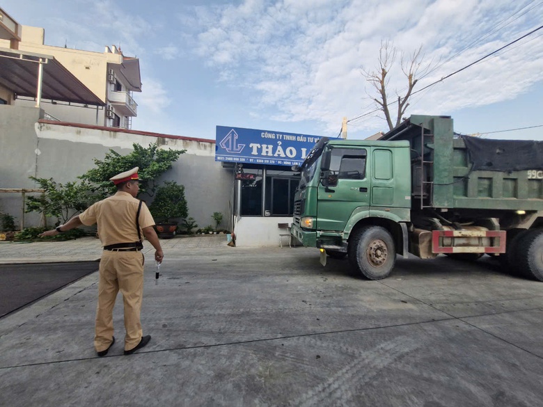 Để xe chở qu&aacute; tải, g&acirc;y &ocirc; nhiễm, nh&agrave; thầu v&agrave; chủ đầu tư s&acirc;n golf đổ lỗi cho nhau- Ảnh 9.