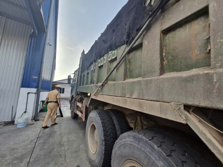 Để xe chở qu&aacute; tải, g&acirc;y &ocirc; nhiễm, nh&agrave; thầu v&agrave; chủ đầu tư s&acirc;n golf đổ lỗi cho nhau- Ảnh 10.