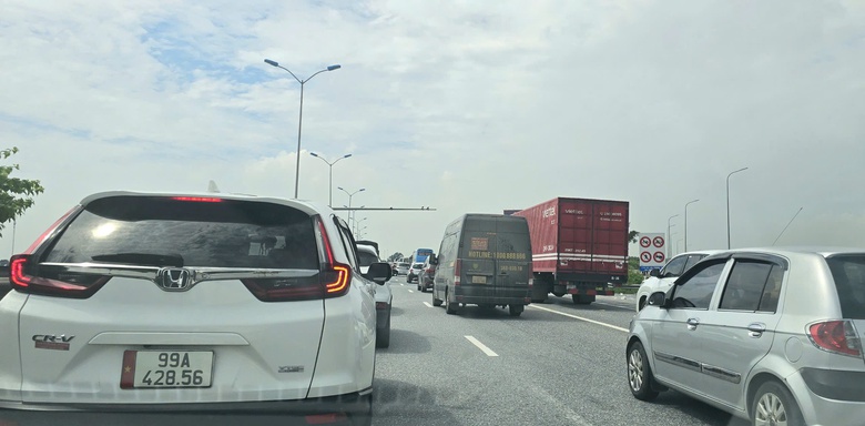 Ng&agrave;y đầu nghỉ lễ 2/9, &ocirc; t&ocirc; chầm chậm nối đu&ocirc;i nhau tr&ecirc;n cao tốc Ph&aacute;p V&acirc;n - Cầu Giẽ- Ảnh 5.