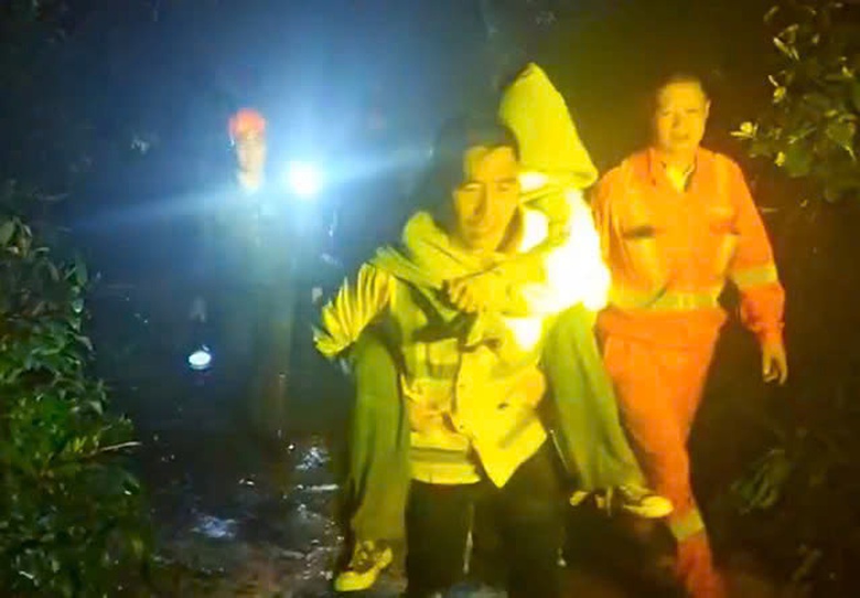 5 sinh vi&ecirc;n bị lạc tr&ecirc;n đỉnh Lang Biang được giải cứu trong đ&ecirc;m- Ảnh 1.