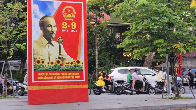 Đường phố H&agrave; Nội trang ho&agrave;ng rực rỡ mừng Quốc kh&aacute;nh 2/9- Ảnh 3.