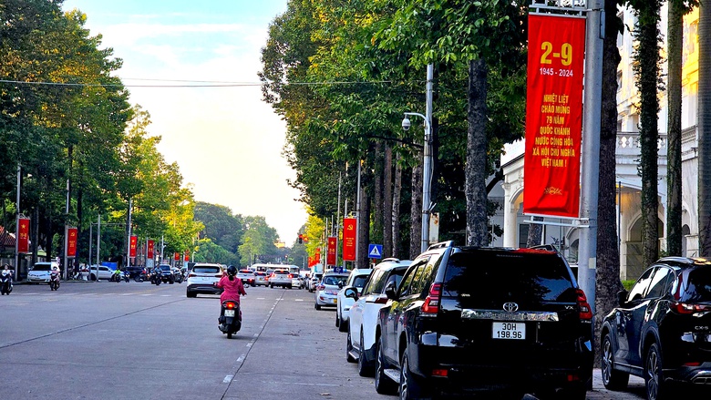 Đường phố H&agrave; Nội trang ho&agrave;ng rực rỡ mừng Quốc kh&aacute;nh 2/9- Ảnh 5.