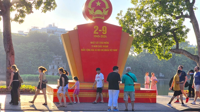 Đường phố H&agrave; Nội trang ho&agrave;ng rực rỡ mừng Quốc kh&aacute;nh 2/9- Ảnh 9.