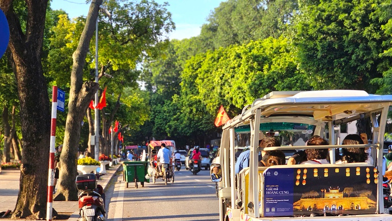 Đường phố H&agrave; Nội trang ho&agrave;ng rực rỡ mừng Quốc kh&aacute;nh 2/9- Ảnh 11.