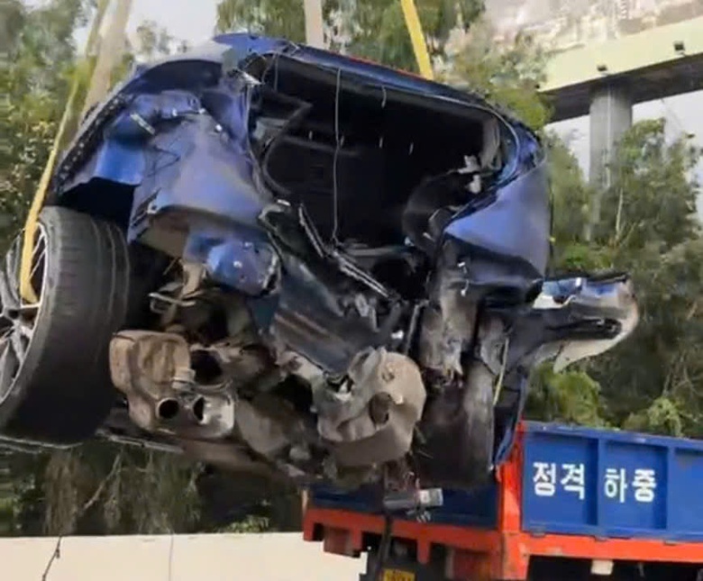 Nghi mất phanh, siêu xe Maserati lộn nhiều vòng trên đường Mai Chí Thọ- Ảnh 2. Nghi mất phanh, siêu xe Maserati lộn nhiều vòng trên đường Mai Chí Thọ- Ảnh 2.