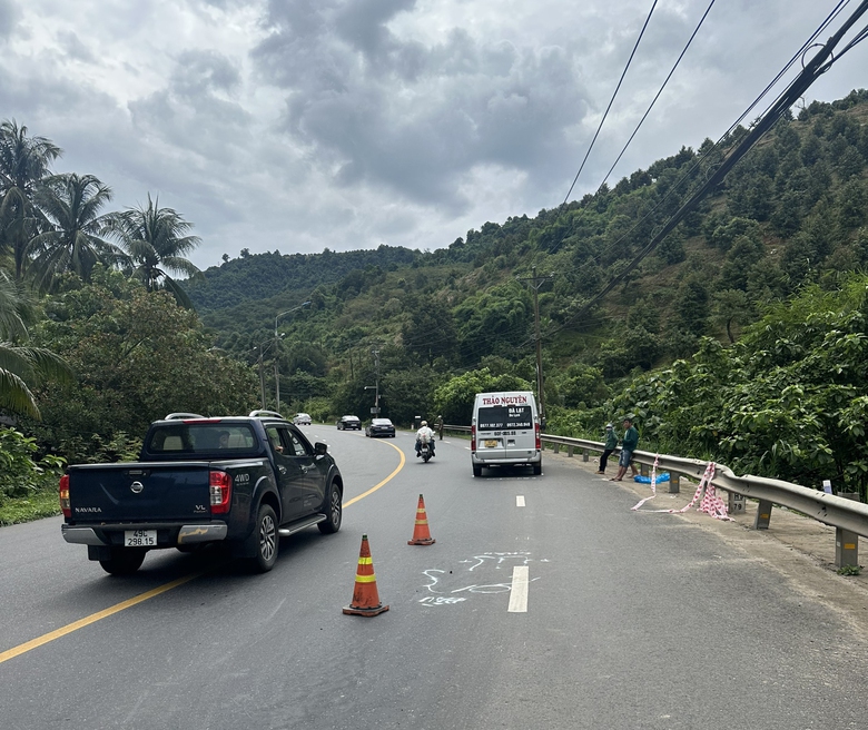 Ngã trúng khúc cua, thanh niên đi xe máy bị xe khách cán tử vong- Ảnh 2. Ngã trúng khúc cua, thanh niên đi xe máy bị xe khách cán tử vong- Ảnh 2.