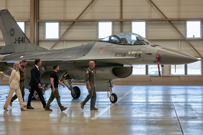 Tổng thống Ukraine tuy&ecirc;n bố đ&atilde; nhận ti&ecirc;m k&iacute;ch F-16, kỳ vọng lật ngược xung đột với Nga- Ảnh 1.