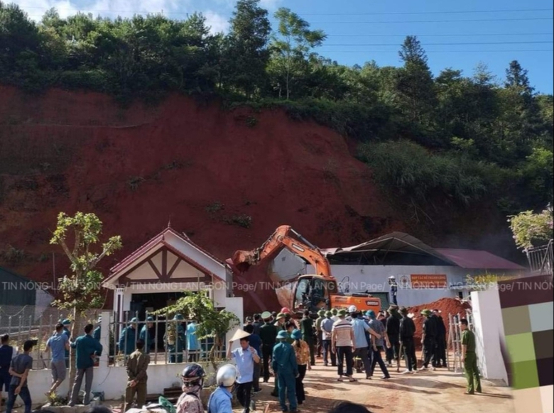 Sạt lở đất v&ugrave;i lấp qu&aacute;n cafe tại Lạng Sơn, hai người tử vong- Ảnh 1.