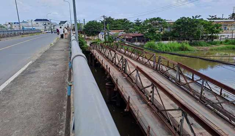 Người d&acirc;n bất an khi qua lại cầu sắt thủng lỗ chỗ- Ảnh 1.