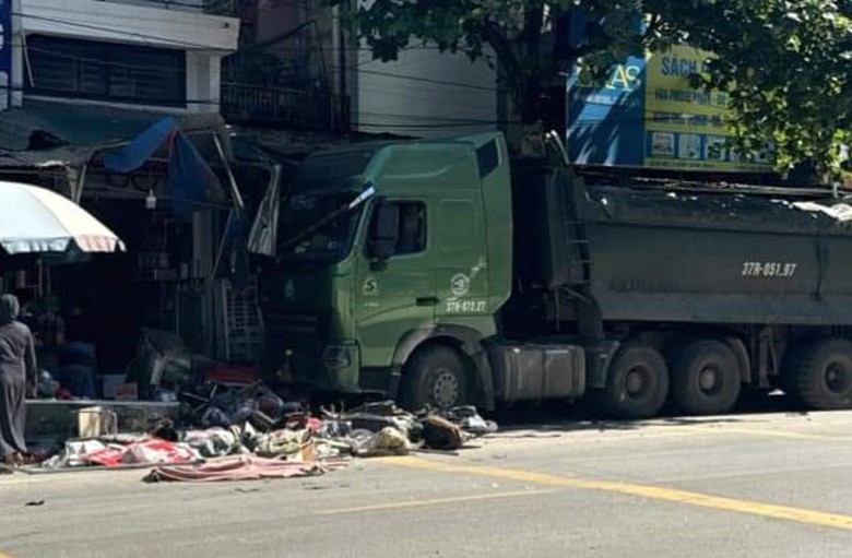 Xe đầu k&eacute;o sau khi va chạm với xe m&aacute;y đ&atilde; đ&acirc;m v&agrave;o cửa h&agrave;ng ven đường - Ảnh: Ho&agrave;ng Phạm.